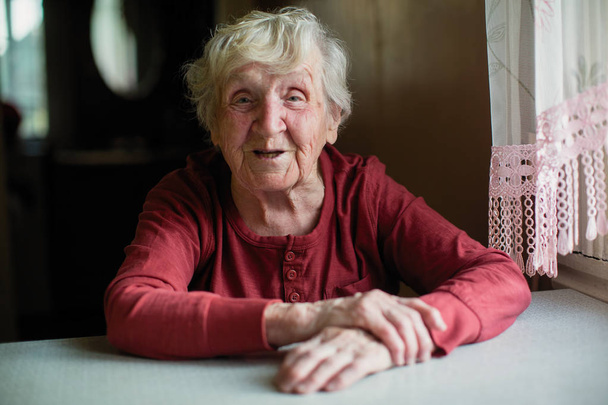 Vértes boldog idős asszony portréja. - Fotó, kép