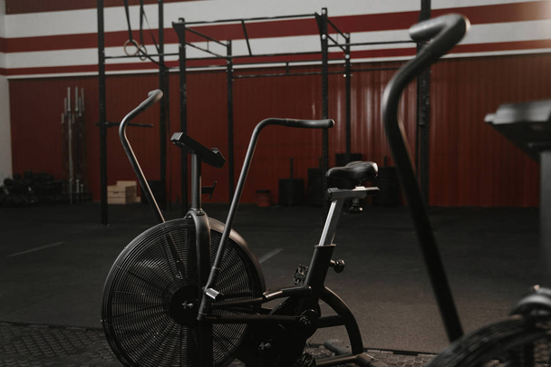 Велосипеды в тренажерном зале красного цвета
 - Фото, изображение