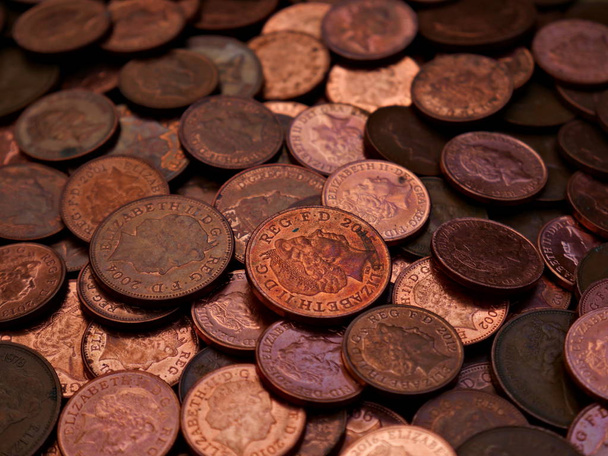 Пенсовые монеты с лицом королевы
. - Фото, изображение