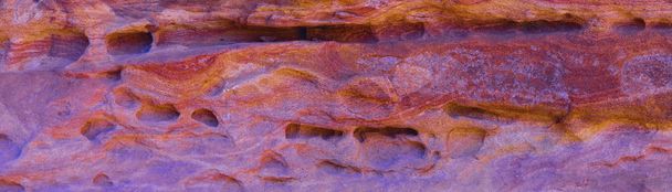 Βράχοι της ερήμου με πολύχρωμο φόντο ψαμμίτης. Το χρωματιστό φαράγγι είναι ένας σχηματισμός βράχων στη χερσόνησο του Νότιου Σινά (Αίγυπτος).  - Φωτογραφία, εικόνα