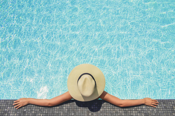 Huoleton nainen rentoutuminen uima-altaassa kesällä Holiday concep
 - Valokuva, kuva