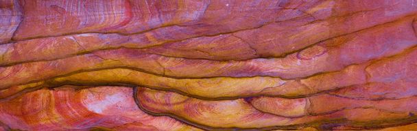 Pouštní skály s vícebarevnými pískovcových pozadí. Barevný kaňon je skalní formace na poloostrově Jižní Sinaj (Egypt).  - Fotografie, Obrázek