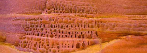 Βράχοι της ερήμου με πολύχρωμο φόντο ψαμμίτης. Το χρωματιστό φαράγγι είναι ένας σχηματισμός βράχων στη χερσόνησο του Νότιου Σινά (Αίγυπτος).  - Φωτογραφία, εικόνα