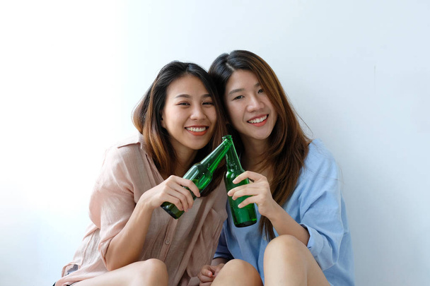 Duas mulheres asiáticas bebendo cerveja na festa, celebração, casal LGBT
 - Foto, Imagem