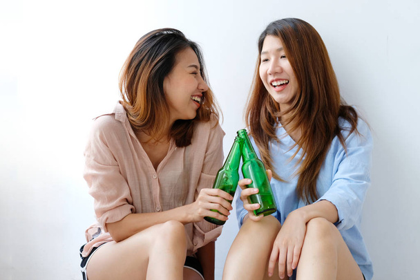 Két ázsiai nő sört iszik fél, ünneplés, LMBT pár - Fotó, kép