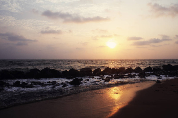 Tekintettel a parti vonal a Koggala, Srí Lanka, sziklák az Indiai-óceán naplementekor - Fotó, kép