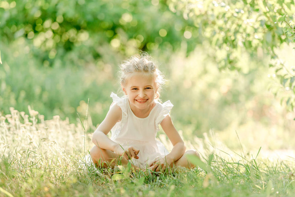 Preschoolová dívka sedící na trávě - Fotografie, Obrázek
