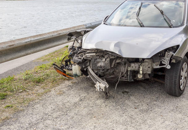 Аварії сірий автомобіль-Австрія - Фото, зображення