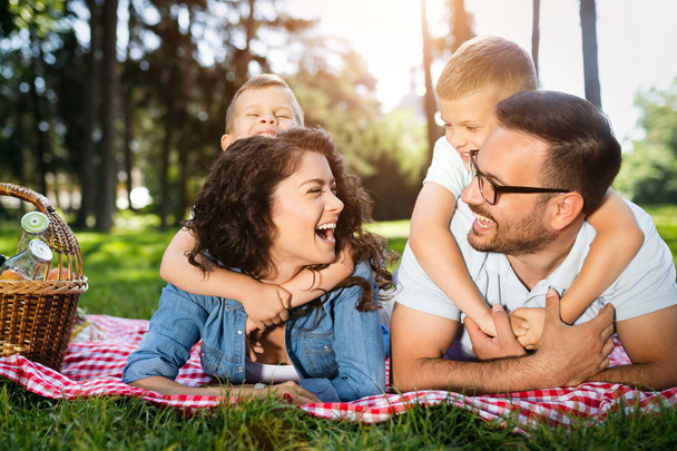 Щаслива сім'я насолоджується пікніком з дітьми на природі
 - Фото, зображення