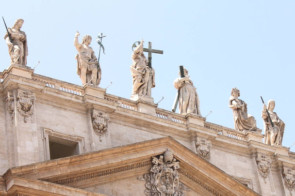 Η Βασιλική του Αγίου Πέτρου στην πλατεία του Αγίου Πέτρου, στην πόλη του Βατικανού. Μουσείο του Βατικανού, Ρώμη, Ιταλία. - Φωτογραφία, εικόνα