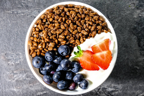 Céréales de petit déjeuner aromatisées au chocolat aux fruits frais
 - Photo, image