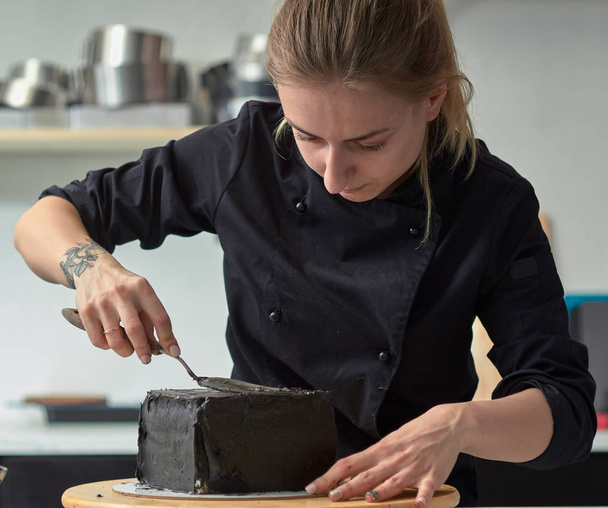 Step-by-step preparation of black designer cake - Foto, immagini