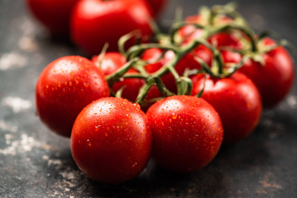 Tomatoes on vine - Zdjęcie, obraz