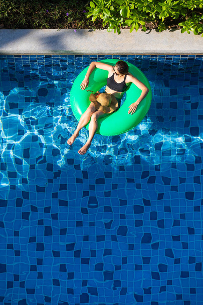 プールに浮かぶ水泳に座っている女性 - 写真・画像