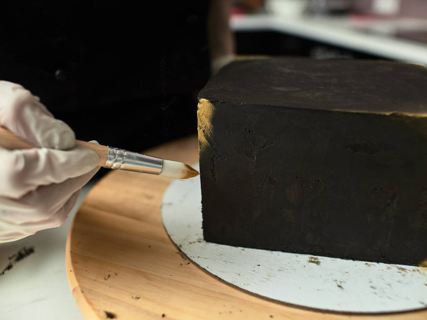 Step-by-step preparation of black designer cake - Foto, Imagen