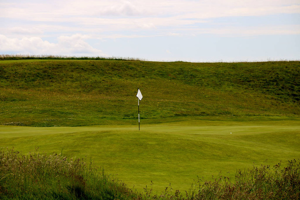 Γήπεδο γκολφ πράσινο και σημαία ραβδί - Φωτογραφία, εικόνα