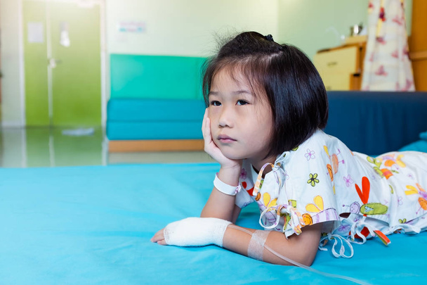 Betegség ázsiai gyermek elismerte sóoldattal kórházban, intravénás - Fotó, kép