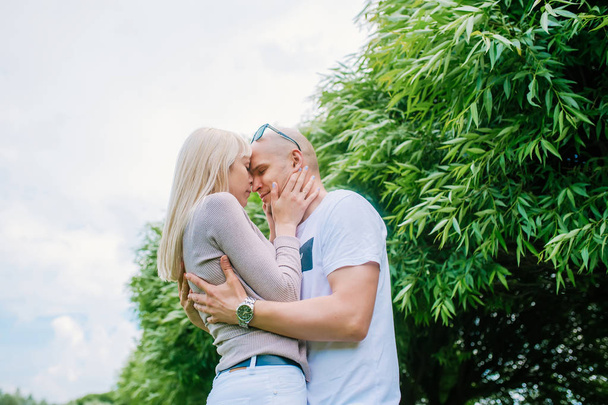 Aimer l'homme et la femme lors d'une promenade dans un parc de la ville d'été
 - Photo, image