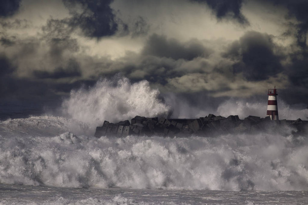 Faro y muelle bajo fuerte tormenta
 - Foto, Imagen