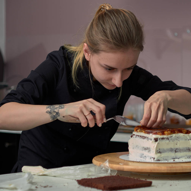 Step-by-step preparation of black designer cake - Fotoğraf, Görsel