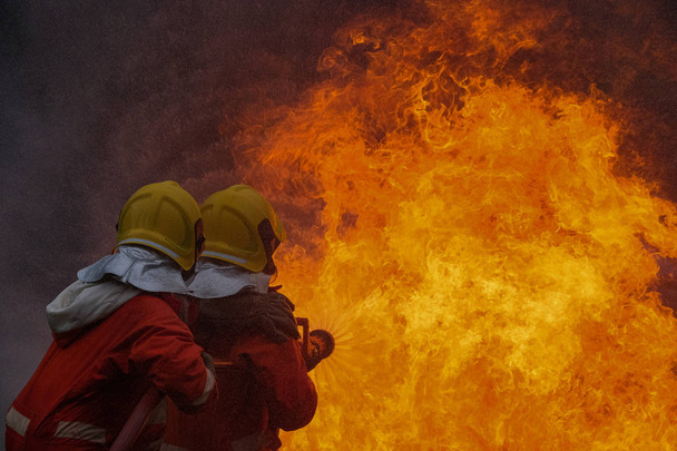 Пожежний використовує воду під час бойових дій
 - Фото, зображення