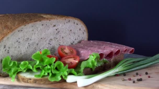 Σάντουιτς από το παραδοσιακό ουκρανικό οικολογικό ψωμί που χάνεται στη γεύση χωρίς γεύσεις, υλικά πληρώσεως και ΓΤΟ. Ψημένο στο φούρνο στο ξύλο των οπωροφόρων δέντρων. - Πλάνα, βίντεο