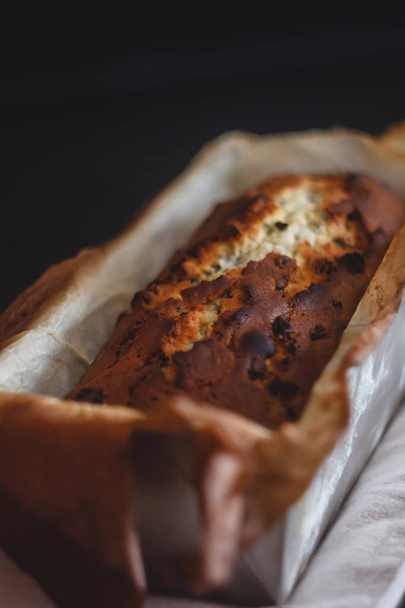 Rectangular ruddy metropolitan cake-bread in a metallic baking d - Fotoğraf, Görsel