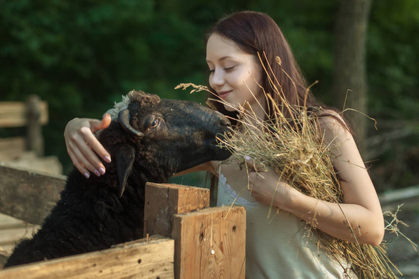 Young peasant woman is engaged in farming on the ranch. - Foto, Bild