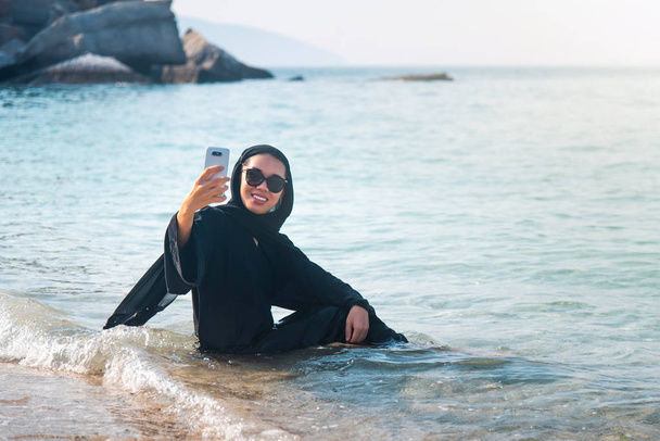 Muslimka, která si bere na pláž selskou - Fotografie, Obrázek