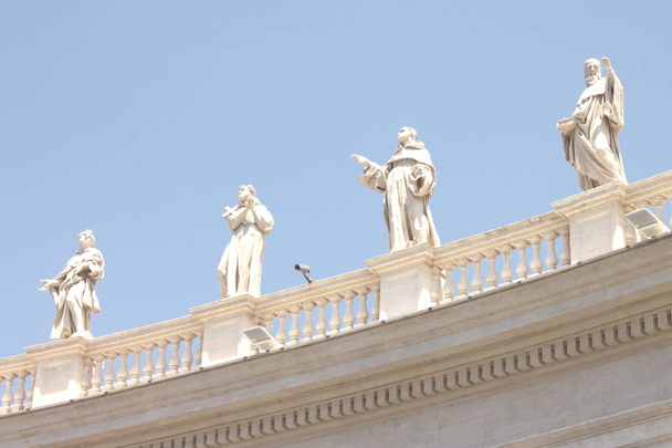 Η Βασιλική του Αγίου Πέτρου στην πλατεία του Αγίου Πέτρου, στην πόλη του Βατικανού. Μουσείο του Βατικανού, Ρώμη, Ιταλία. - Φωτογραφία, εικόνα