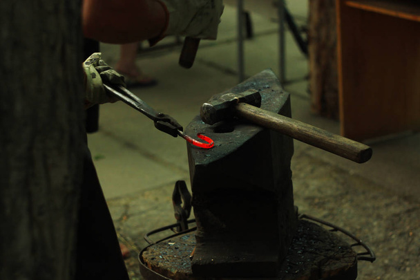 A Kovács az üllő készült kovácsolt vagy öntött acélból, kovácsoltvas kemény acél, utcai kiállítás a kovácsolás fém - Fotó, kép
