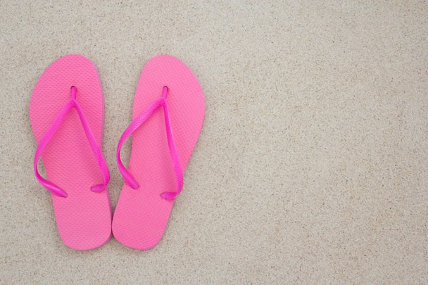 red flip flops on the white sand of a tropical beach - Foto, immagini