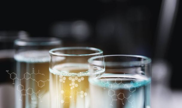Стеклянные лабораторные химические пробирки с жидкостью для анализа
  - Фото, изображение