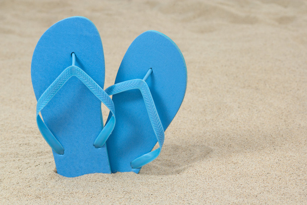 kum üzerinde mavi kauçuk flip flop - Fotoğraf, Görsel