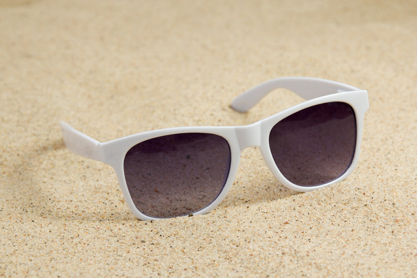 a homokos tengerpart fehér divatos napszemüveg - Fotó, kép