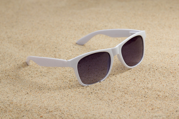 blancs lunettes de soleil dernier cris sur le sable de la plage - Photo, image
