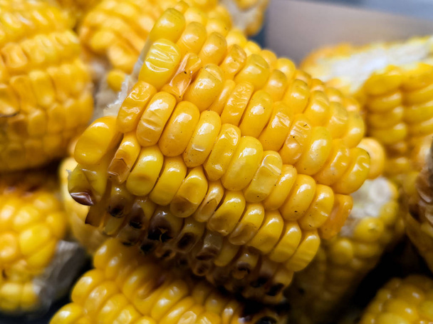 Detail eines gerösteten Maiskolbens mit köstlichen Maiskernen - Foto, Bild