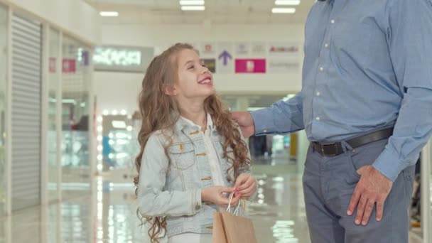 Счастливая маленькая девочка указывает на детский магазин, делает покупки в торговом центре со своим отцом
 - Кадры, видео