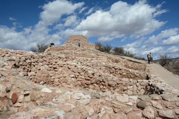 Tusigoot nemzeti emlékmű: festői táj felvázoló maradványait a lakások a 12. századi Singua emberek, tetején egy kis homokkő gerincen közel a Verde folyó völgyében az Észak-Arizona. - Fotó, kép