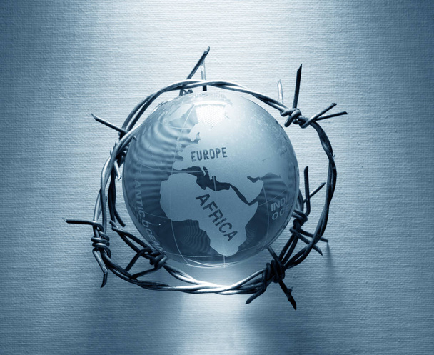 Globe és barbwire ábrázoló globális problémák és a válság-Globe csomagolva Barb huzal    - Fotó, kép