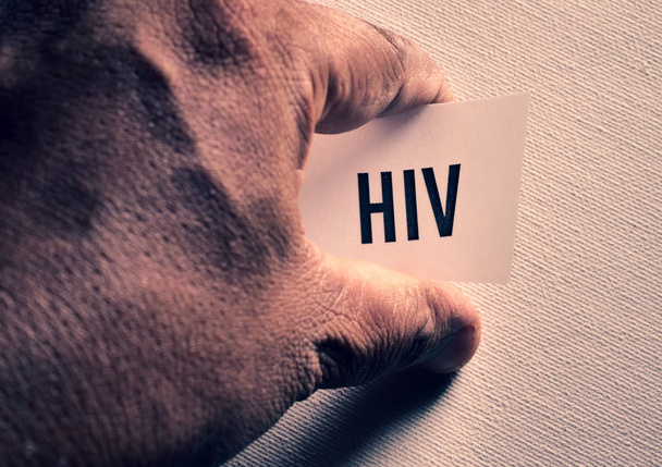 Κάποιος που κρατάει μια ετικέτα HIV - Φωτογραφία, εικόνα