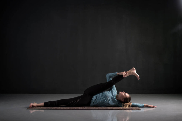 Yoga yapan kadın Anantasana ya da Yan Yaslanan Bacak Kaldırma - Fotoğraf, Görsel