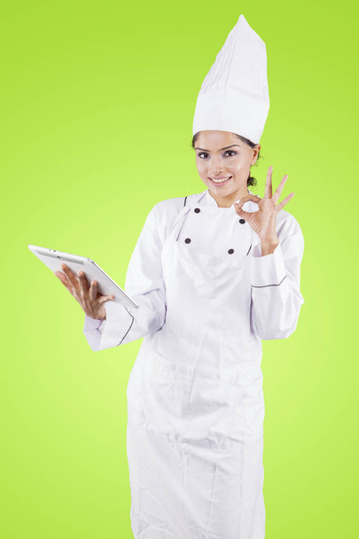 Indian female chef shows OK sign in the studio - 写真・画像