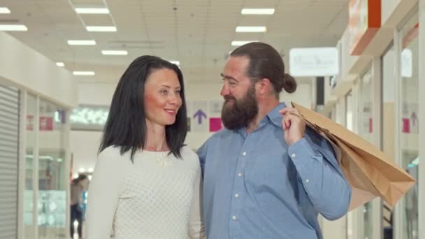 Ευτυχισμένο ώριμο ζευγάρι απολαμβάνοντας εποχιακή πώληση στο τοπικό εμπορικό κέντρο - Πλάνα, βίντεο