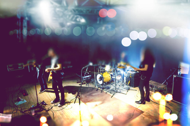  Live-Musik und Rockband auf der Bühne - Foto, Bild