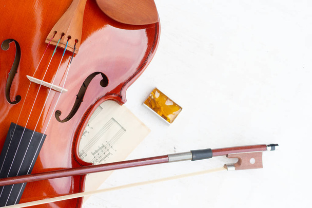 白い背景に隔離されたバイオリン、弓、ロジンの一部. - 写真・画像