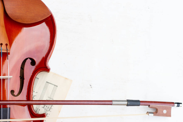 Teil der Geige, Bogen und Kolophonium isoliert auf weißem Hintergrund. - Foto, Bild