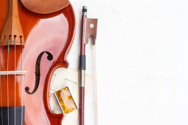 Parte do violino, arco e rosina isolada sobre um fundo branco
. - Foto, Imagem