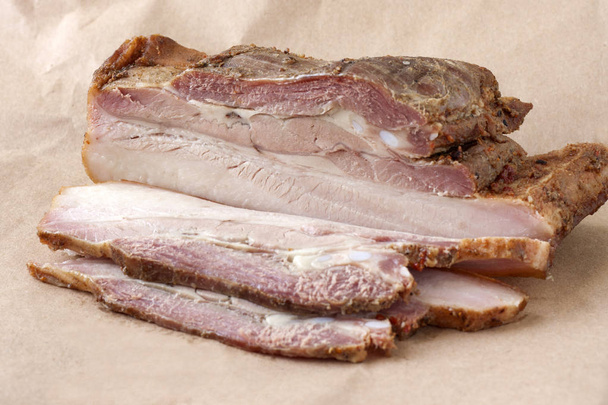 Carnes de cerdo al horno con capas de grasa
 - Foto, Imagen