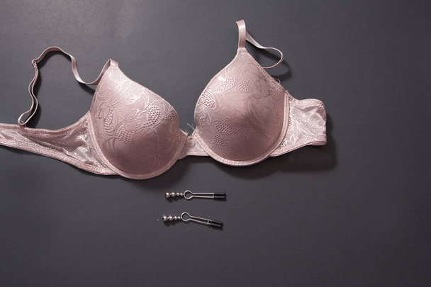 jouets de lingerie et préliminaires pour les seins
 - Photo, image